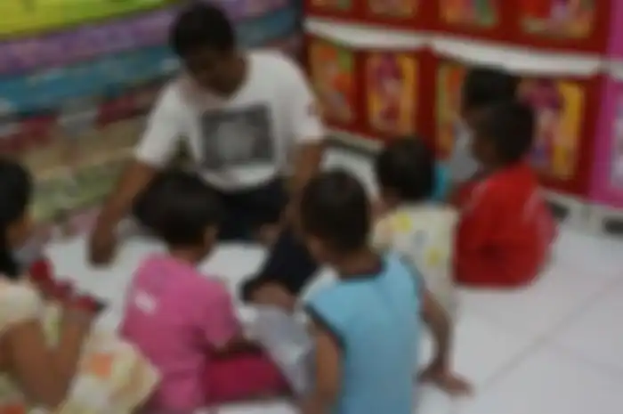 Takut anaknya tertular, wali siswa mendesak 14 siswa SD dengan HIV/AIDS dikeluarkan dari sekolah. Memang seperti apa sih cara penularan HIV?