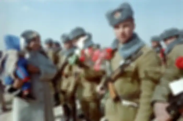 Setelah perang menewaskan 1,5 juta warga Afghanistan dan 15 ribu pasukan Soviet, Tentara Merah (Uni Soviet) akhirnya mundur.