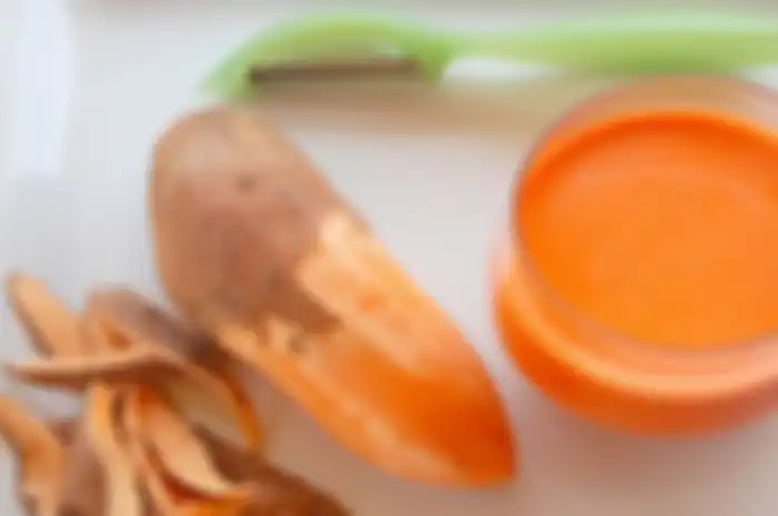 Kalau selama ini kita makan ubi jalar dengan cara dikukus, digoreng, atau dipanggang, kenapa tidak mencoba jus ubi jalar yang juga menyehatkan?