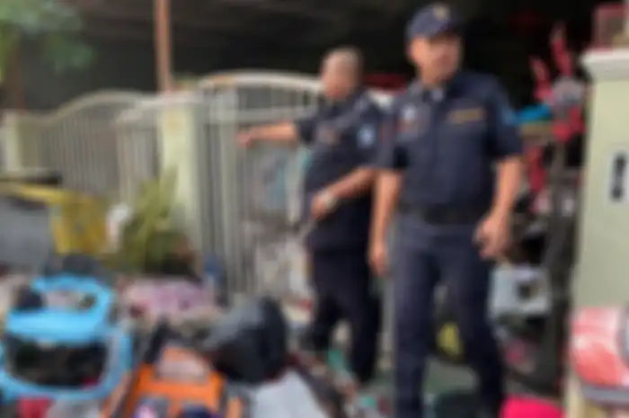 Akibat malas membuang sampah, pemilik rumah ini membiarkan sampah-sampah terkumpul di rumahnya, hingga didatangi petugas kebersihan.