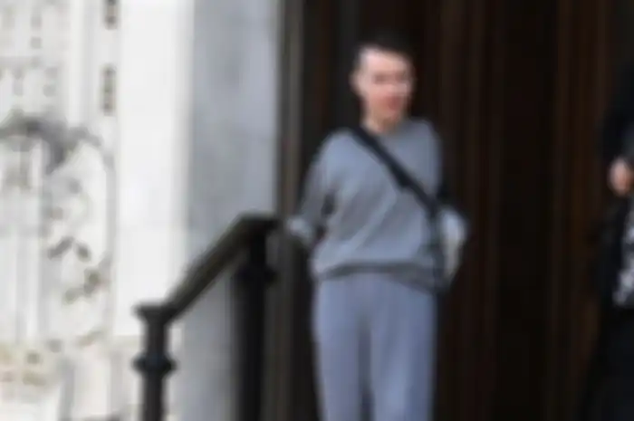 Seorang pria dari Whitchurch, Cardiff yang tak memiliki lengan menikam perut ayahnya dengan sebilah gunting yang dipegang di antara jari-jari kakinya.