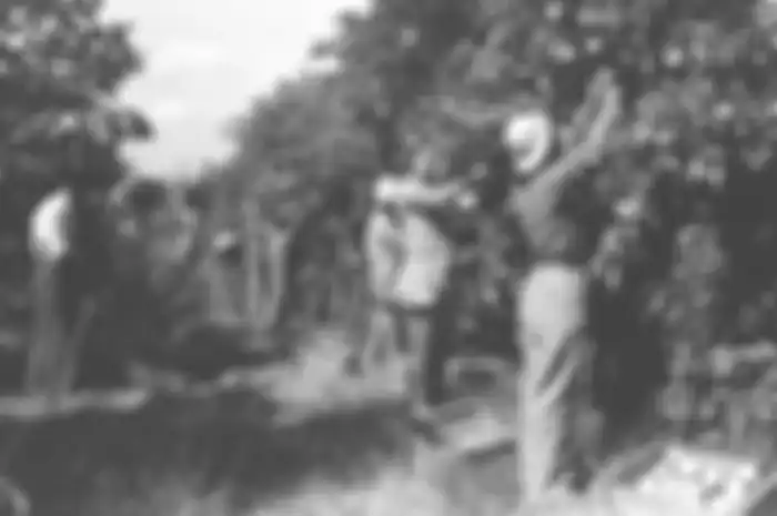 Kibbutz adalah sebuah komunitas yang dimiliki dan dikelola bersama.  Komunitas ini memiliki tujuan marxist.