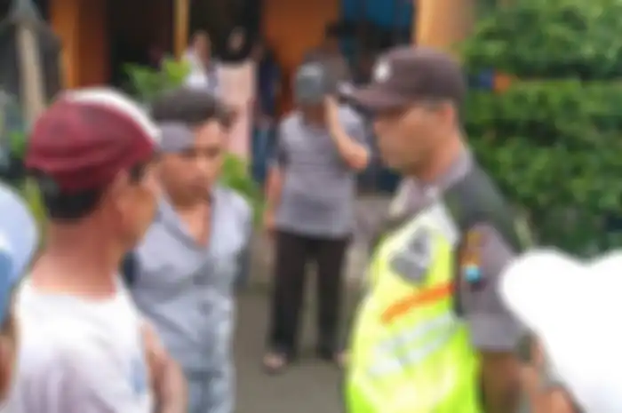 Anak 9 tahun di Blitar yang dikenal hiperaktif dan merupakan perokok aktif ini meninggal di bawah pengeras suara hajatan milik tetangganya.