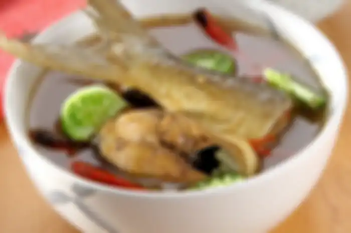 Keracunan makanan dapat dipicu oleh berbagai hal seperti cara memasak atau kebersihan makanan itu sendiri, atau munculnya bakteri.