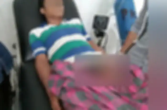 Seorang gadis berusia 21 tahun menutup mata pacarnya yang berusia 23 tahun untuk memberikan "kejutan" dalam sebuah permainan.