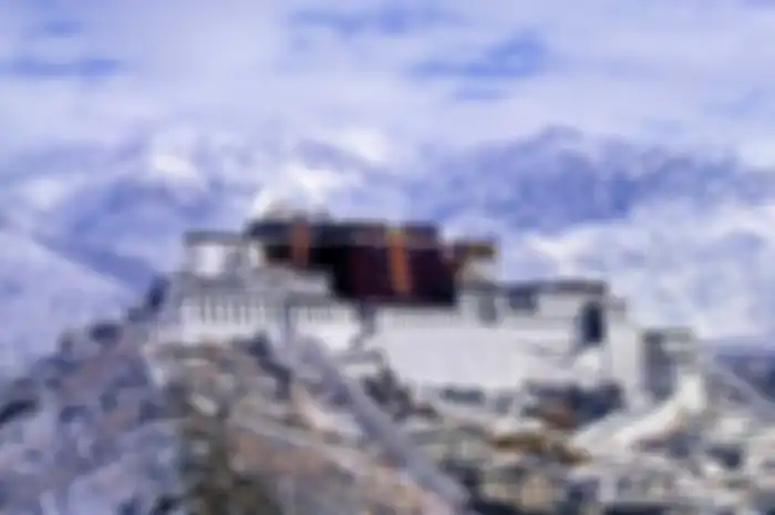 Dalai Lama ke-5 tidak hidup cukup lama untuk melihat penyelesaian istana ini, karena dia telah meninggal pada 1682. Kematiannya pun harus dirahasiakan