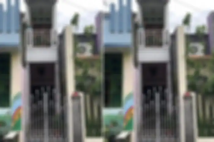 Dalam tayangan itu, tampak dari depan memang rumah tersebut sangatlah kecil dengan dua bangunan yang menghimpitnya.