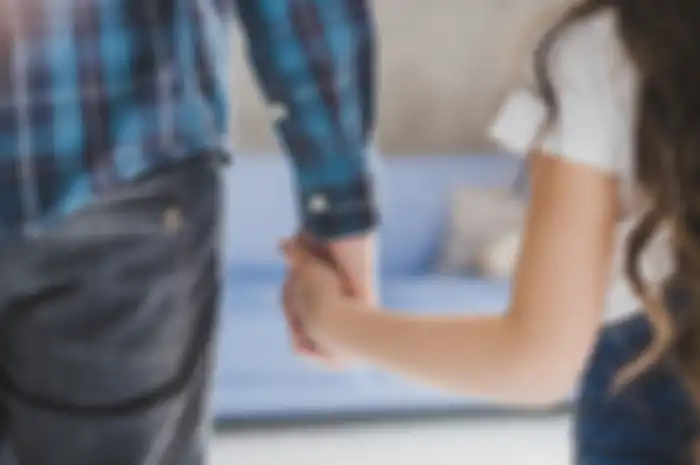 Seorang ayah adalah lelaki pertama yang diketahui oleh seorang gadis ketika dia memasuki dunia dewasa. Ayah selalu melindungi anak perempuannya.