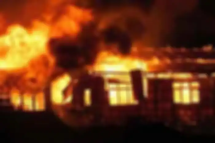 Saat itulah korban tidak juga keluar dari rumah hingga kobaran api yang melalap rumahnya berhasil dipadamkan petugas pemadam kebakaran.