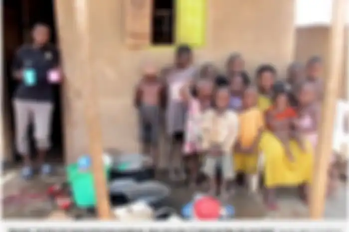 Kehidupan Mariam juga tidaklah mudah, memiliki anak berjumlah banyak dia dipaksa tinggal di empat rumah sempit dari batu bata beratapkan seng.