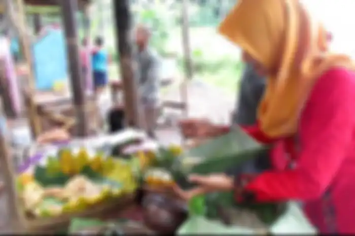 Pedagang membungkus makanan dengan daun pisang di Pasar Dhoplang Wonogiri, tanggalan hari ini 26 Juli 2022, weton Selasa Pon, pekerjaan yang cocok.