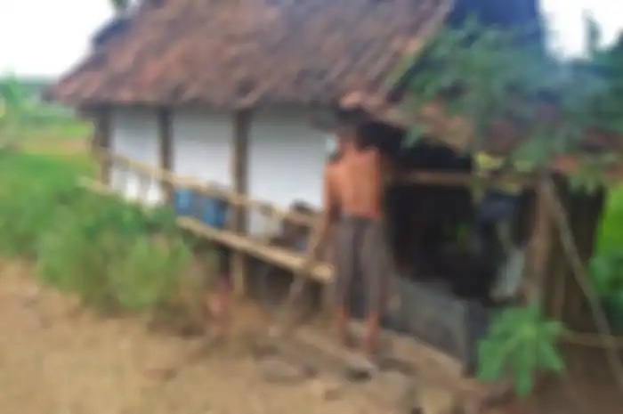 Kakek usia lanjut ini sungguh lara karena rumahnya dijual oleh anaknya, ia tinggal di gubuk reyot. Hanya kebaikan warga sekitarnyalah ia bisa tinggal.