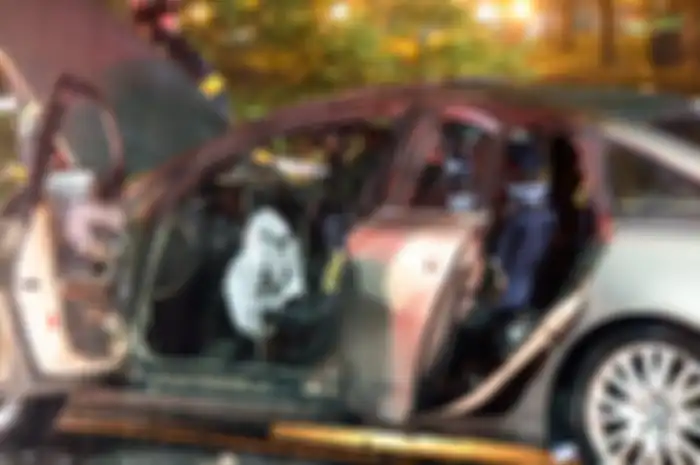 Putri mereka, Zoey yang berusia tiga tahun ditemukan terikat di kursi belakang mobil yang disiram bensin dan dikunci dari dalam.
