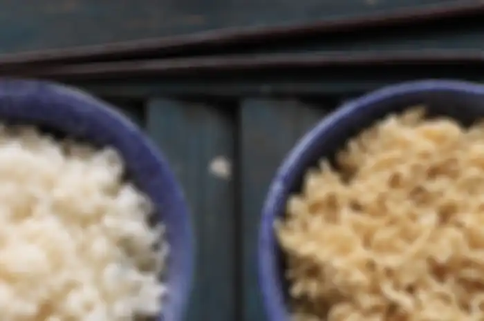 Hampir semua orang sudah tahu bahwa menu sahur terbaik itu adalah yang sehat dan seimbang. Bagaimana dengan nasi, mi instan, dan telur?