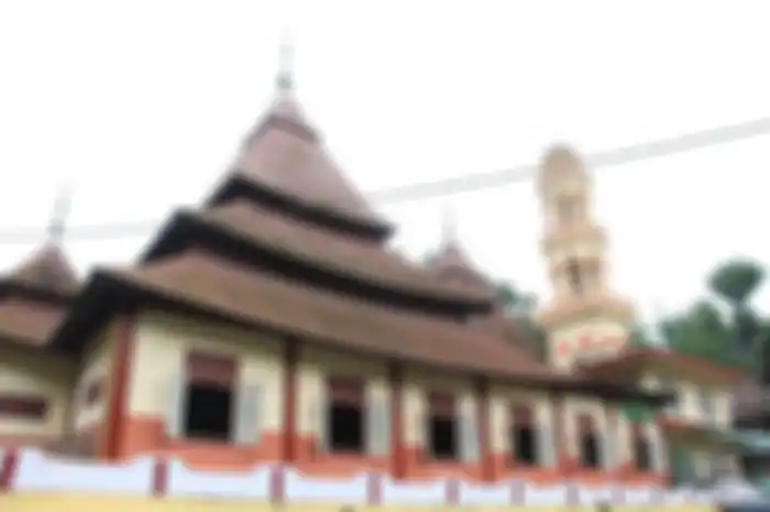 Seakan melengkapi keindahan, di desa terindah dunia ini berdiri sebuah masjid, yang bernama Masjid Ishlah yang unik.