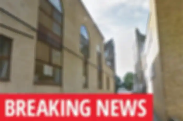 Mengetahui hal itu, polisi segera bergegas ke lokasi penembakan yang berlokasi di sebuah masjid di London Timur.