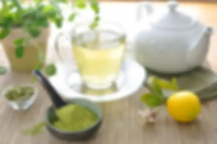 Perlu Anda tahu, di Lamongan, ada yang membuat teh namun bukan dari daun teh, melainkan dari daun kelor.