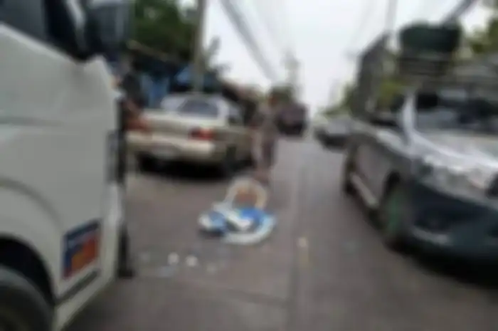 Saking asyiknya Wilawan tak menyadari jika putranya Nontawat Saingam yang berusia delapan bulan bisa membuka pintu pagar.