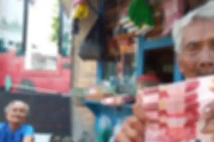 Pasangan suami istri yang sudah lanjut usia, Suroso (92) dan Parjiem (83) ditipu pembeli dengan uang palsu sebesar Rp 400 ribu, Selasa (14/5/2019).