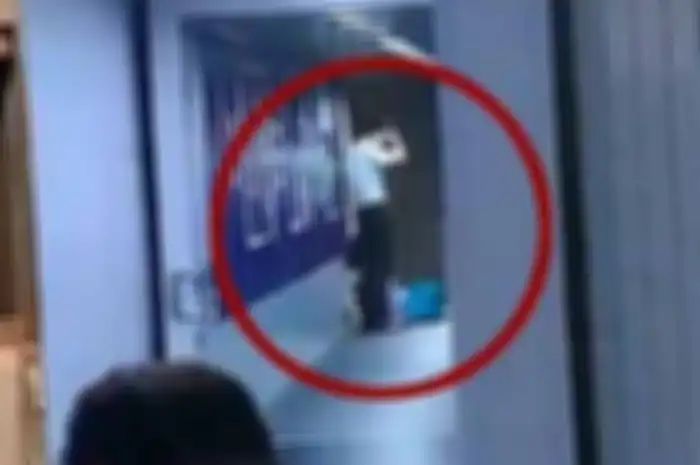 Seorang penumpang dari China dilaporkan membuat marah penumpang lain dalam sebuah penerbangan internasional maskapai Spring Airlines.