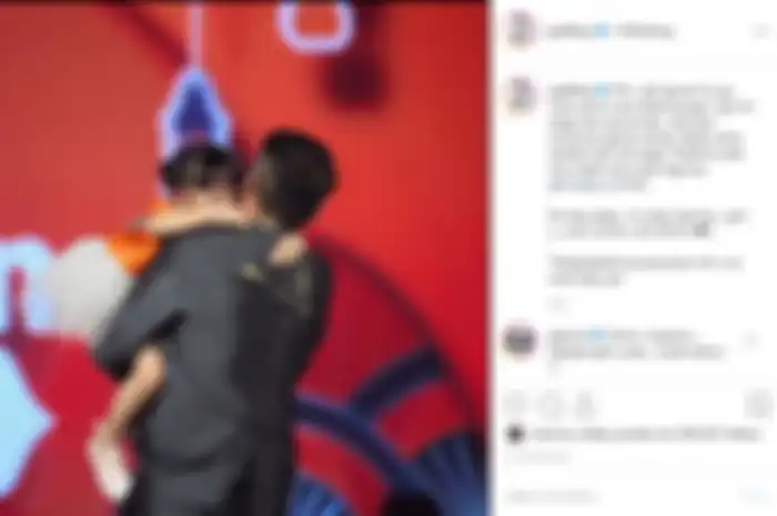 Gempita tampak baik-baik saja saat berada di atas panggung. Namun tiba-tiba ia menangis histeris dan meminta balik ke belakang panggung.