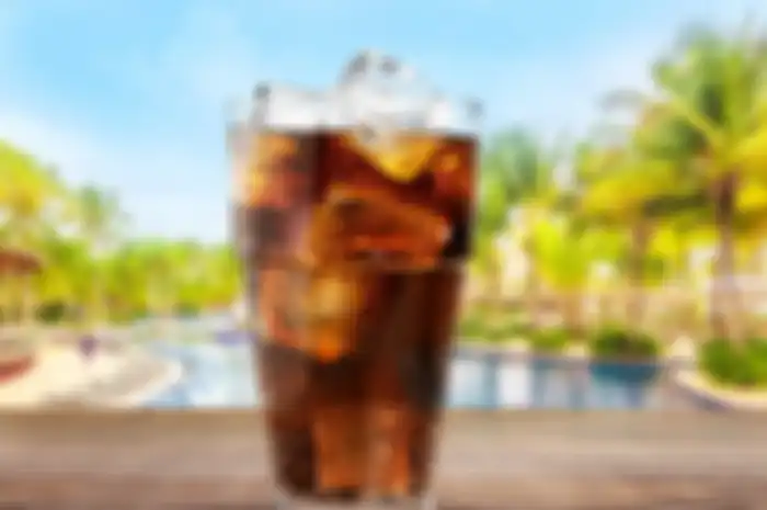 Meski menyegarkan, terlalu sering minum minuman bersoda berbahaya buat kesehatan, jangan sampai kalap, ya!