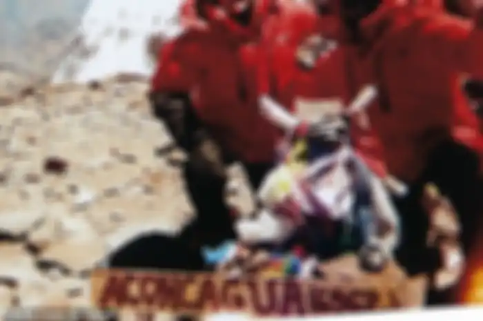 Seorang ibu dari lima anak penderita kanker paru-paru stadium IV dan putrinya mendaki ke puncak gunung tertinggi di Amerika.