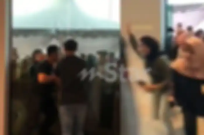Karena ada diskon, sebuah toko di pusat perbelanjaan jadi rusuh, sepatu 'beterbangan' hingga ibu hamil harus dievakuasi.