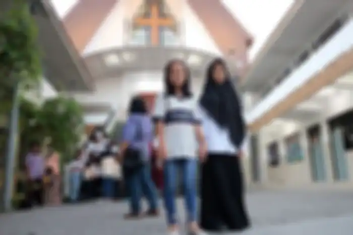 Kisah anak-anak ini sangat menginspirasi warga Indonesia untuk terus hidup dalam kerukunan, tetap bisa hidup berdampingan meski beda keyakinan.