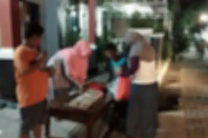 Masyarakat Demak, Jawa Tengah punya cara unik untuk menyambut hari ke -21 bulan Ramadan, menilai kejujuran dengan bertukar sajian.