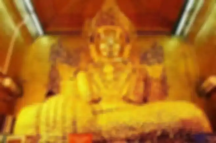 Tak main-main stupa Buddha ini sebagian besar terbuat dari emas murni yang berkilauan dan dipasang tanpa kecurigaan akan pencurian.