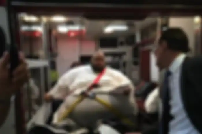 Seorang pengedar narkoba berberat badan 600 pon (272 kg) harus menghadapi persidangan darurat di mobil ambulans karena tubuhnya yang terlalu gemuk.