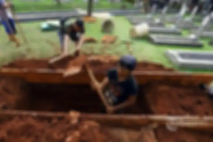Mereka tengah menyiapkan peristirahatan terakhir bagi almarhumah Kristiani Herrawati Yudhoyono atau Ani Yudhoyono yang telah berpulang.