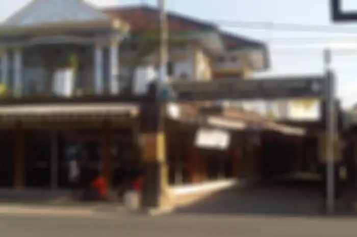 Bila Anda sedng mudik atau berlibur ke Lompok, mampirlah ke Kampung Sekarbela untuk mencari oleh-oleh mutiara.
