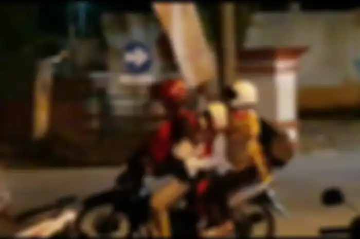 Hanya bermodalkan sepeda motor tua Suzuki Tornado 2 tak, dia membawa istri dan 3 anak menyusuri jalur Pantura sampai tiba di Surabaya.
