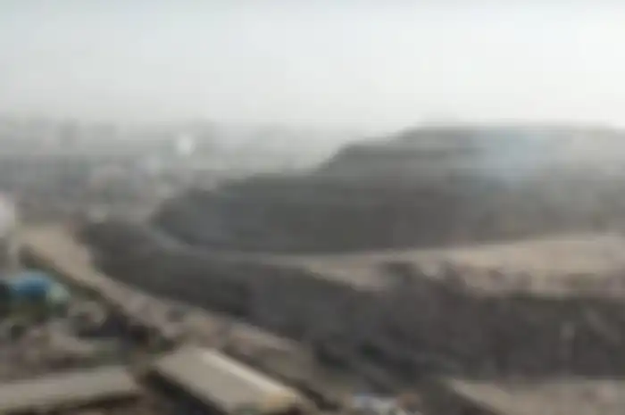 Setinggi menara London Bridge, TPA Ghazipur New Delhi terus tumbuh dengan kecepatan yang mengejutkan.