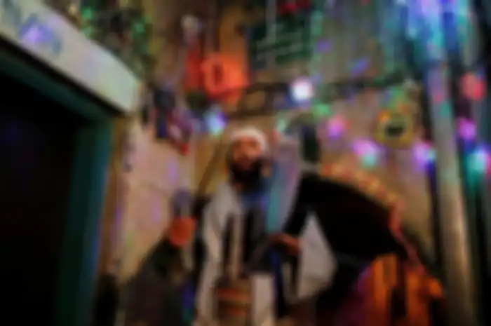 Ada sebuah profesi khusus bernama Mesaharati, mereka bertugas membangunkan umat Muslim untuk bersantap sahur saat Ramadan.