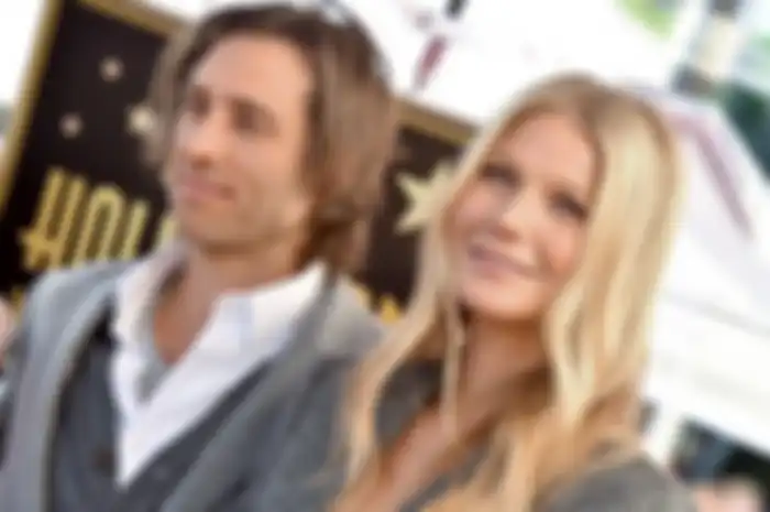 Di balik itu, Paltrow memiliki alasan polaritas (pemisahan) demi menjaga hubungan yang tetap menarik.
