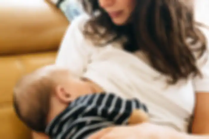 Bayi perempuan di Amerika berumur 10 minggu, meninggal, karena orangtuanya mencampur ASI dengan air putih. Kapan sebaiknya bayi diberikan air putih?
