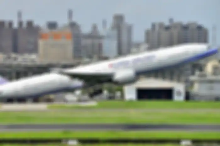 Jagat dunia maya dihebohkan dengan beredarnya kabar tentang maskapai China Airlines melayani penerbangan Jakarta-Makassar.