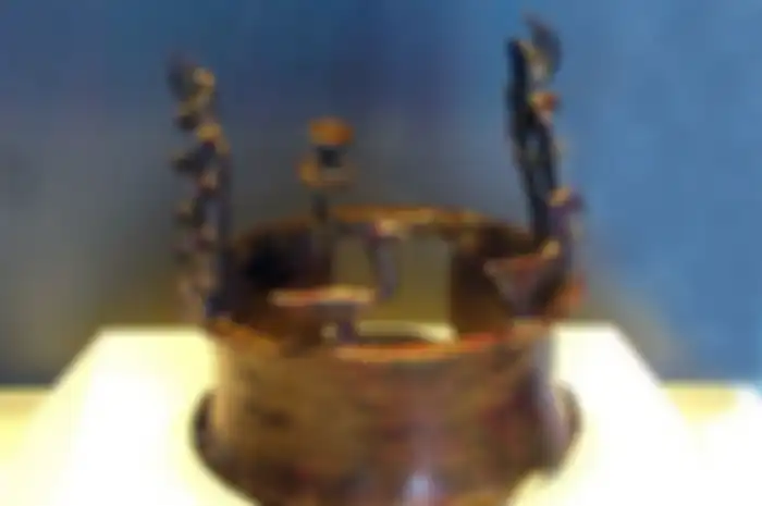 Mahkota tertua yang diketahui di dunia, yang terkenal ditemukan pada tahun 1961 sebagai bagian dari Nahal Mishmar Hoard. 