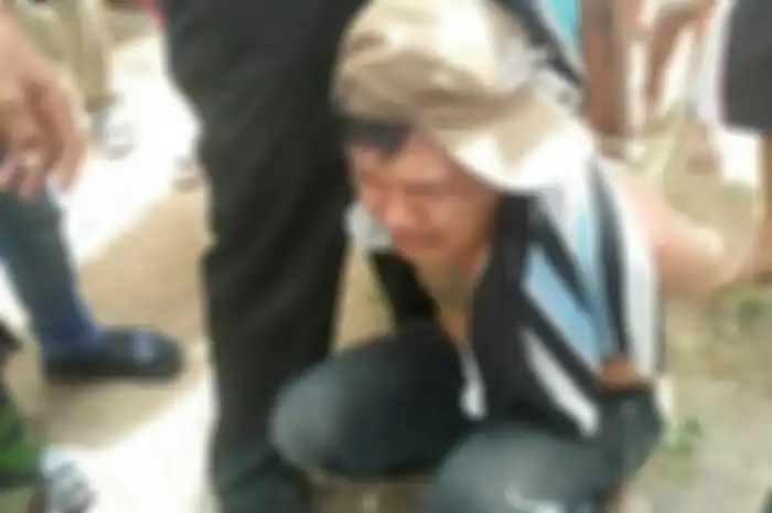 Meseri (47), seorang pengamen memukul M Ghufron (45) menggunakan gitarnya karena tidak diberi uang. 