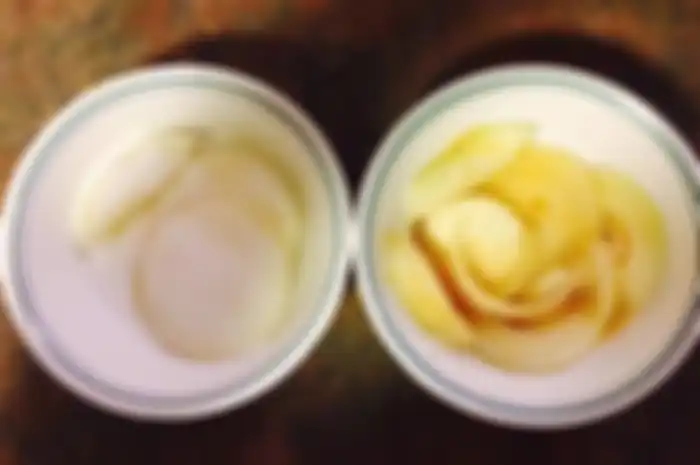 Potonglah bawang dalam irisan besar, taburkan gula di atasnya, lalu biarkan dalam mangkuk kecil selama beberapa jam.
