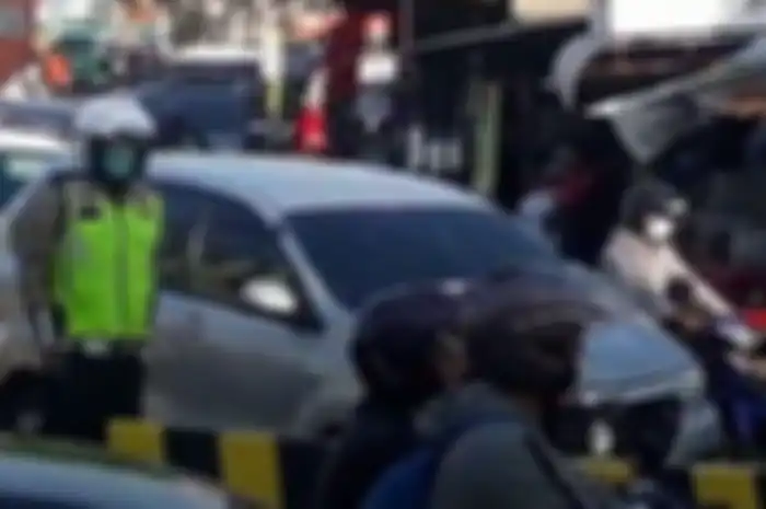 Patung polisi di Sidoarjo tertibkan pengendara bandel, pemotor yang terciduk lawan arus tak berkutik.