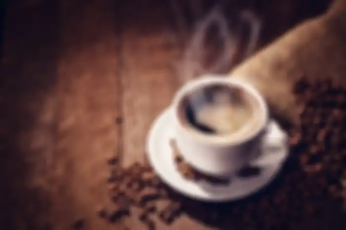 Minum secangkir kopi ekstra, atau minuman mengandung kafein lainnya, justru dapat meningkatkan kemungkinan migrain.