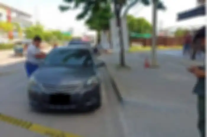 Orang-orang sekitar tidak tahu berapa lama mobil itu terparkir, namun mereka melihatnya sudah berhari-hari ada disana.