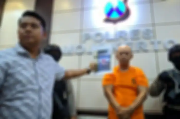 Anggota TNI gadungan ini diamankan petugas setelah polisi menerima laporan dari salah satu korban yang ditinggal di kamar hotel setelah ditiduri.