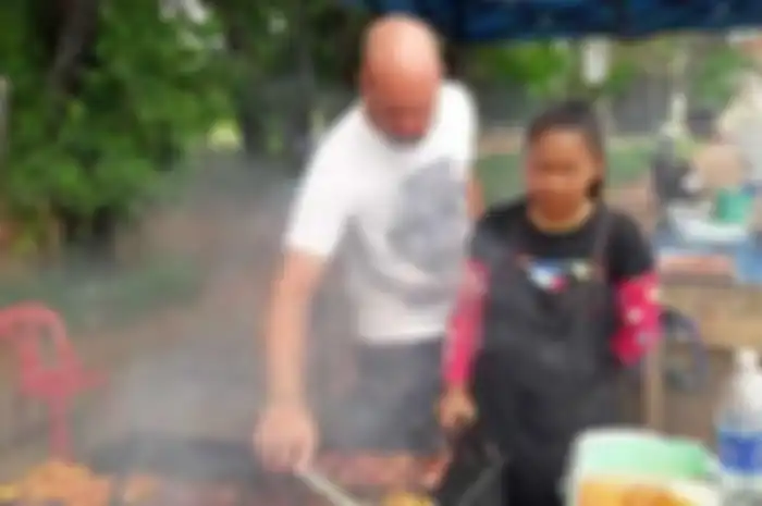 Awalnya pria bule tersebut menjadi populer karena membantu istrinya menjadi pedagang ayam bakar di pinggir jalan.