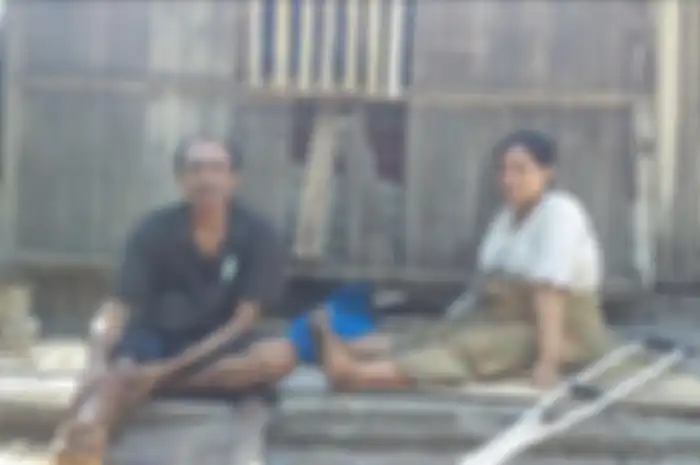 Sampai saat ini, keduanya tidak bisa berobat ke rumah sakit karena tidak punya biaya, kaki suami istri itu pun belum bisa bergerak sedikit pun.