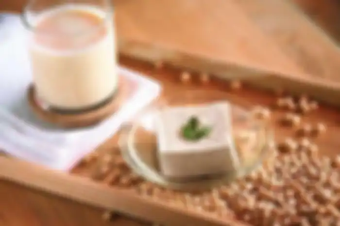 Susu kedelai mengandung banyak nutrisi, manfaat kesehatan inilah yang akan Anda dapat dengan rutin minum secangkir susu kedelai tiap pagi.